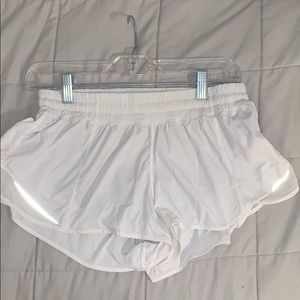 White Lululemom Hotty Hot (2.5) Shorts (10)